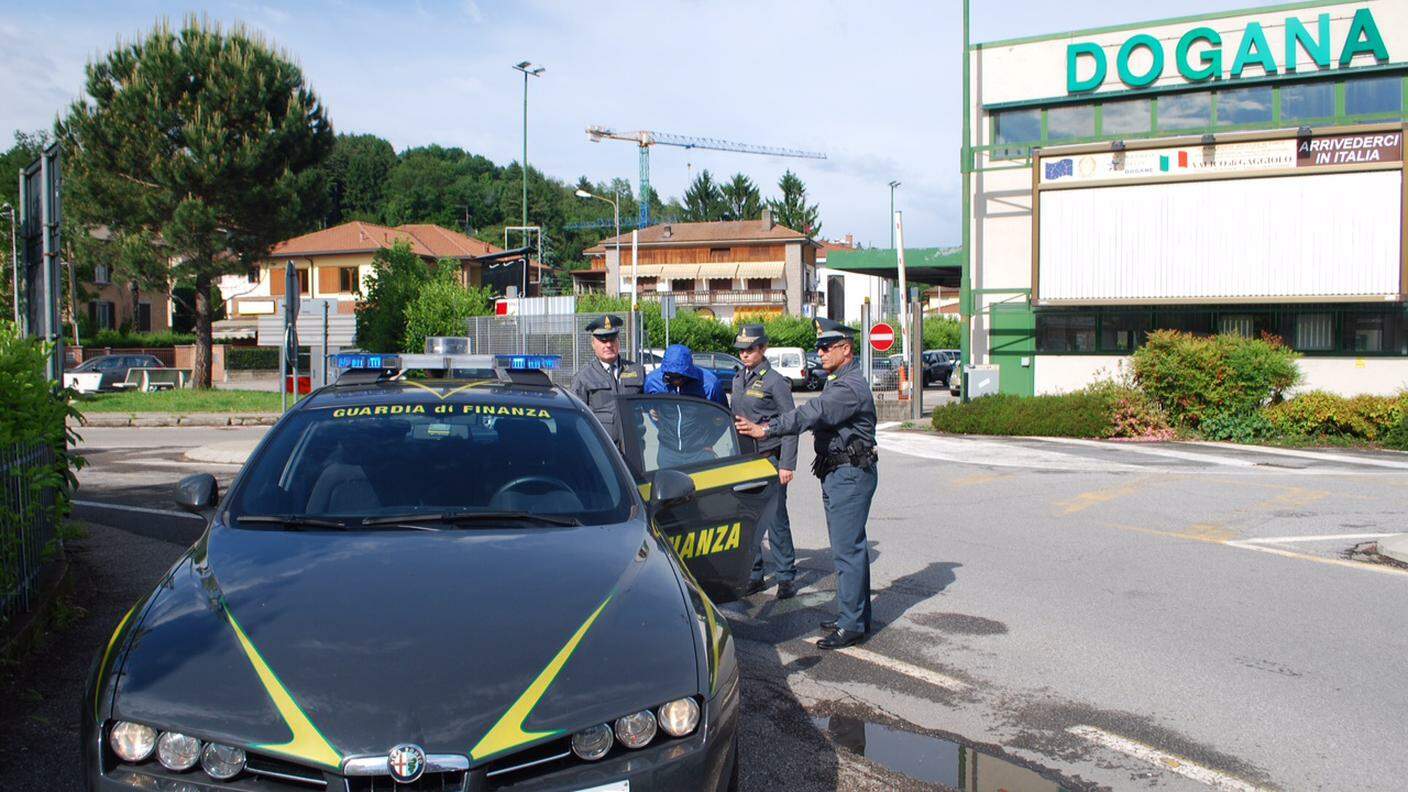 Il turista è stato portato al carcere di Varese dalla Guardia di Finanza