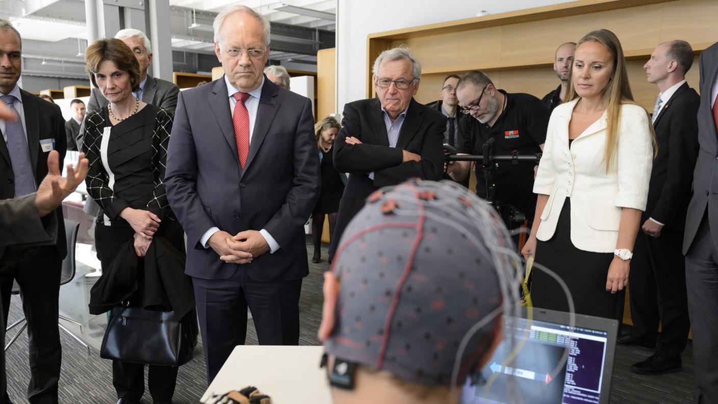 Schneider-Ammann assiste ad una dimostrazione con un dispositivo del centro di ricerca