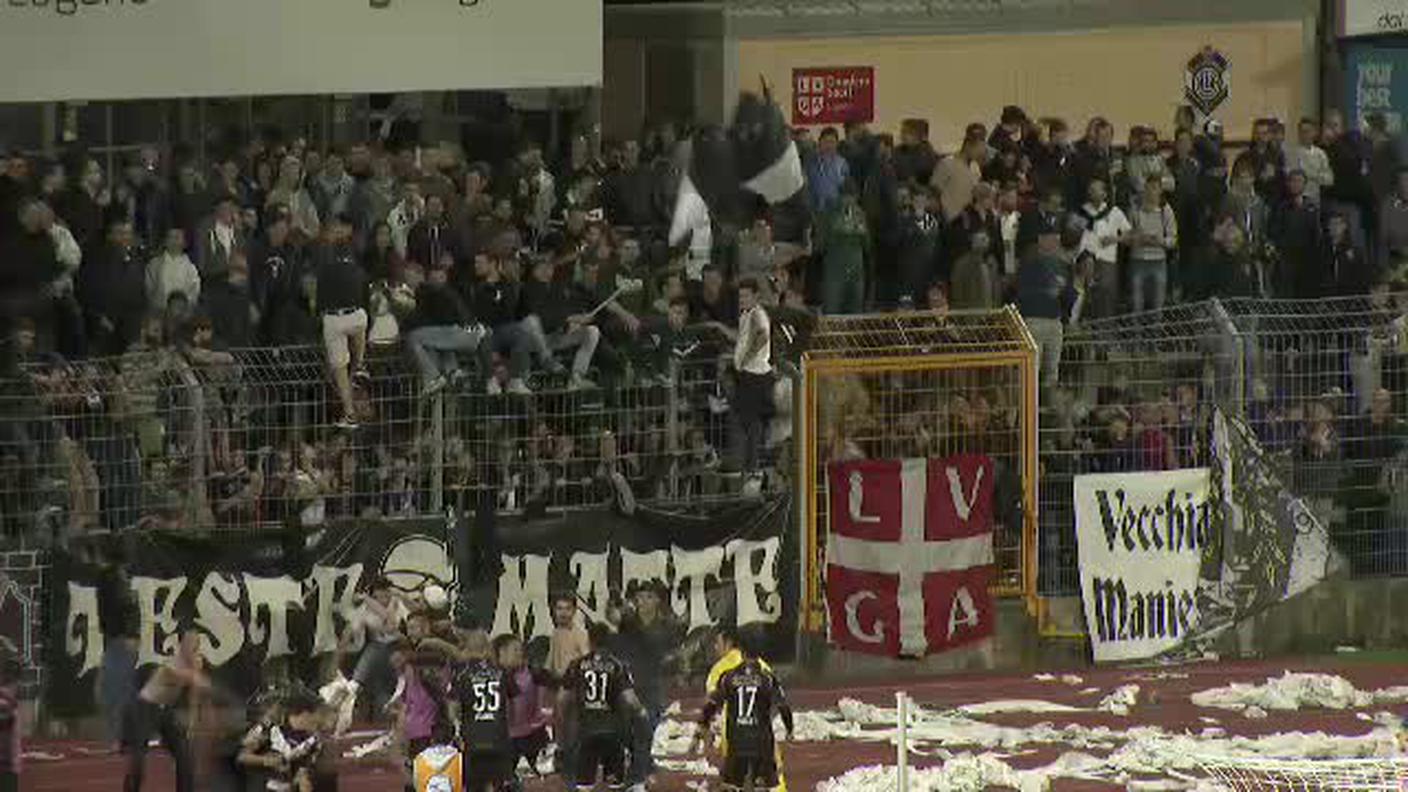 Challenge League, i giocatori del Lugano festeggiano lanciando carta igienica (22.05.2015)
