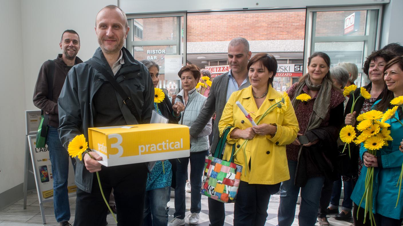 I promotori avevano con sè gerbere gialle, simbolici fiori della protesta civile