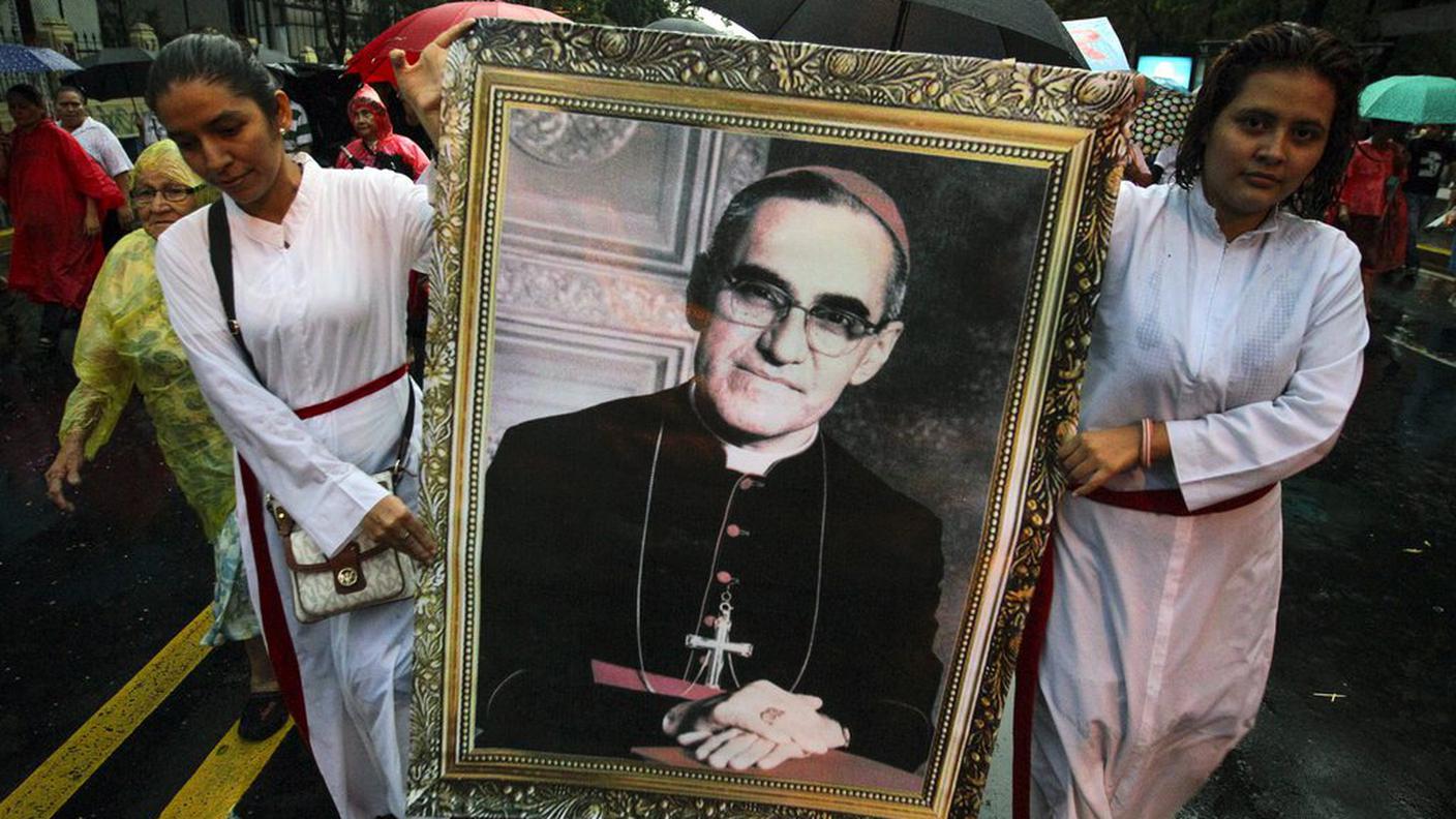 Fedeli durante la cerimonia di beatificazione a San Salvador