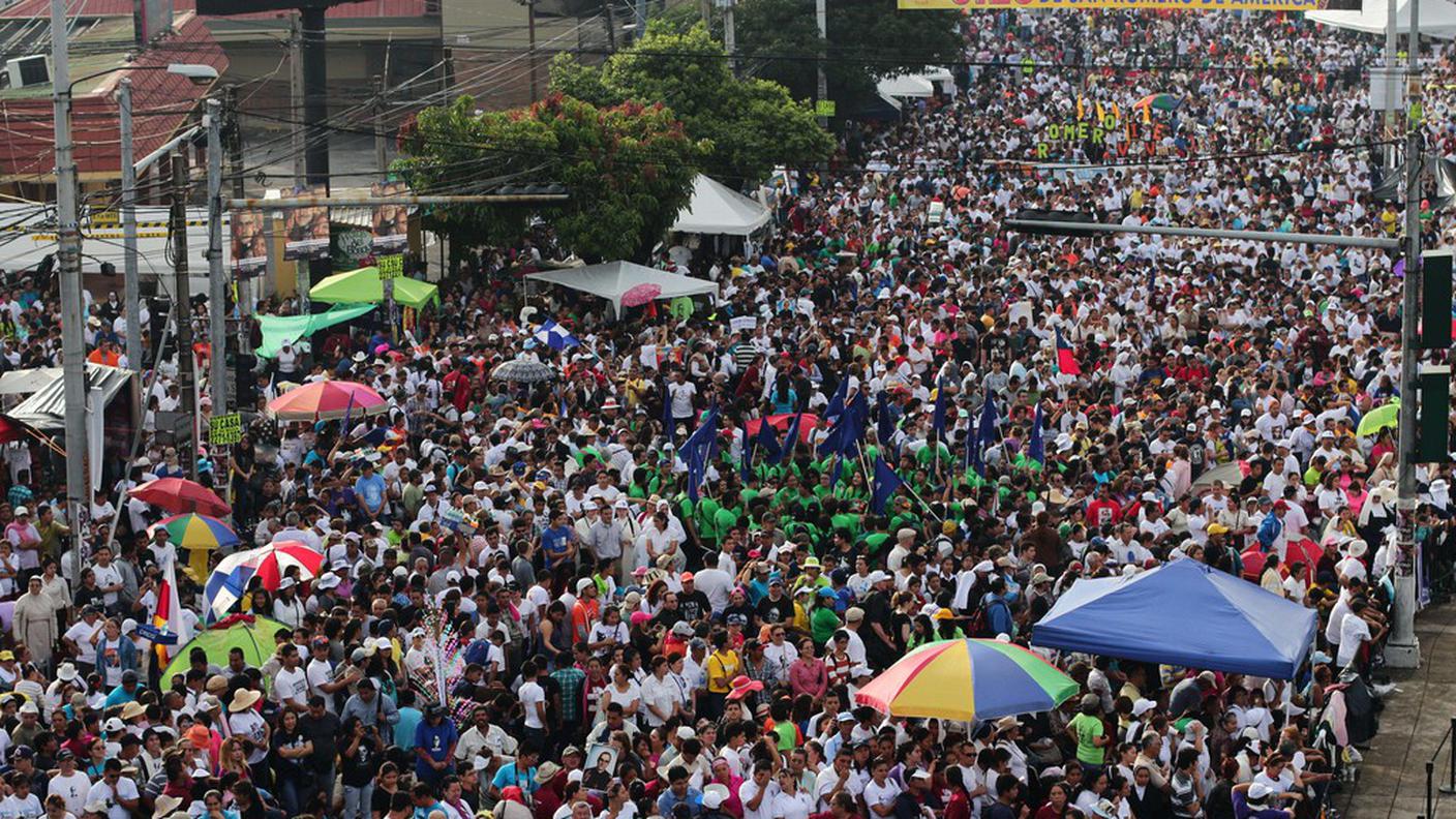 La variopinta folla di fedeli nelle strade di San Salvador