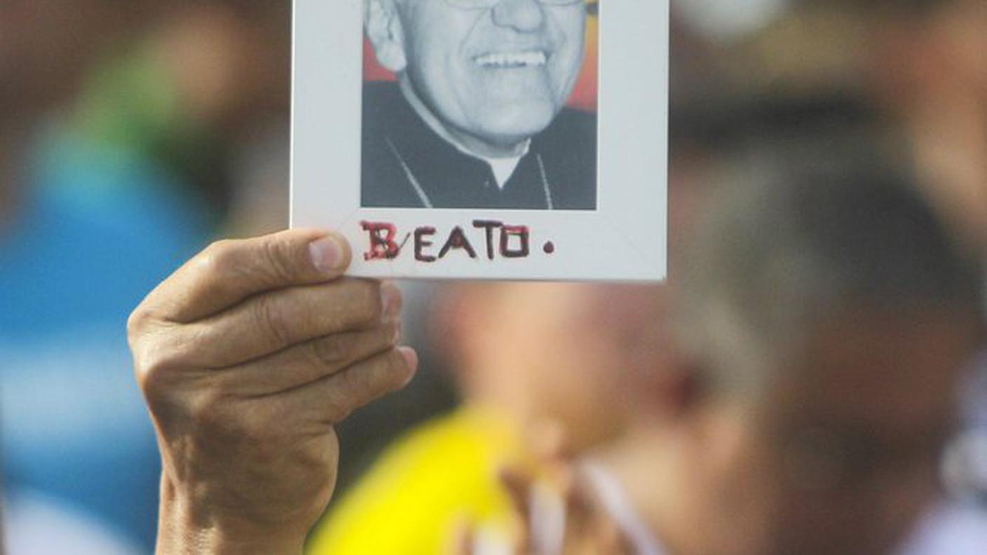 Fedele mostra una foto di Oscar Romero