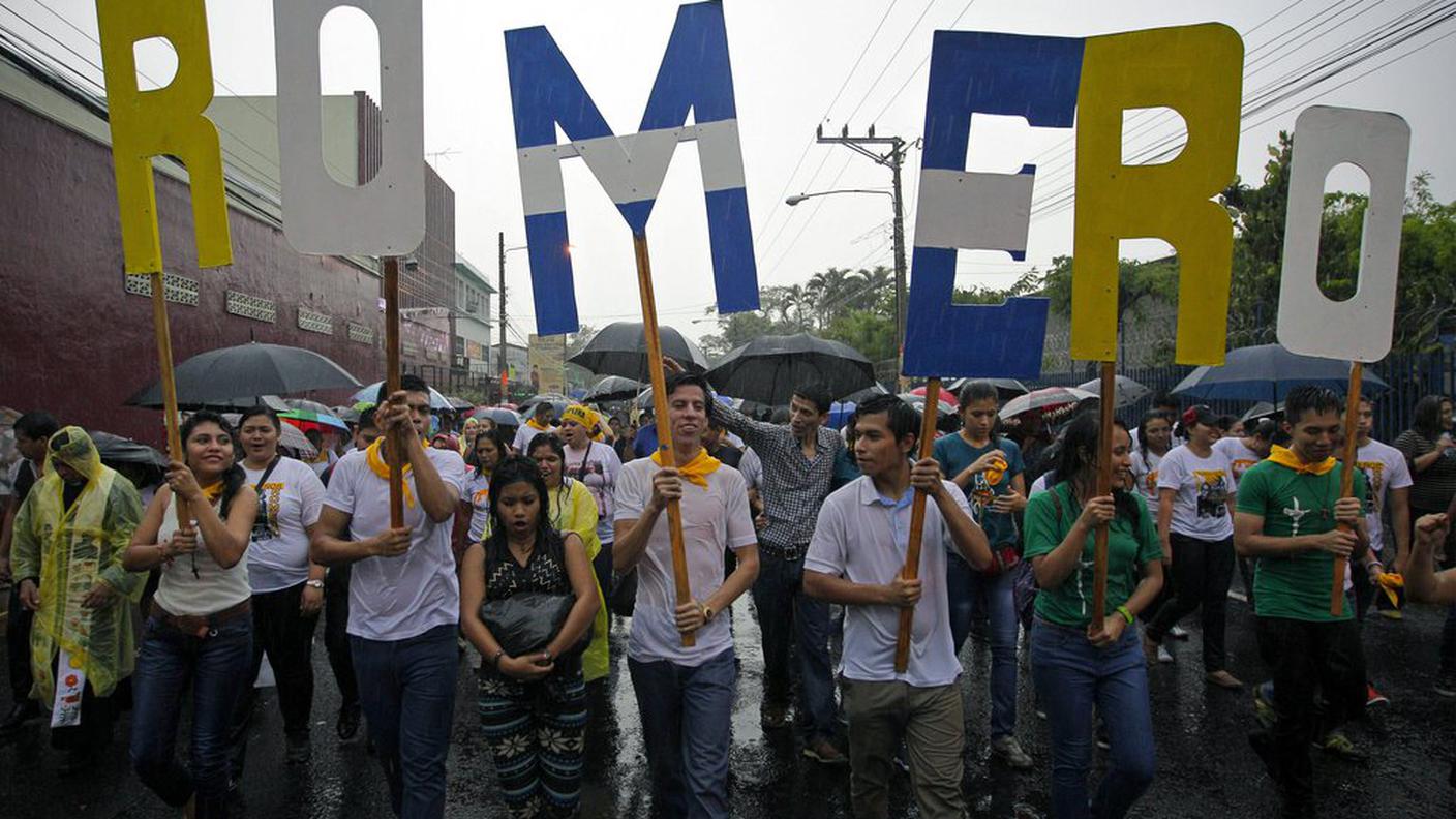 Sfilate di fedeli alla vigilia della beatificazione a San Salvador