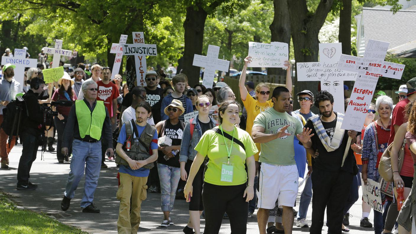 A Cleveland manifestanti protestano pacificamente contro il verdetto 