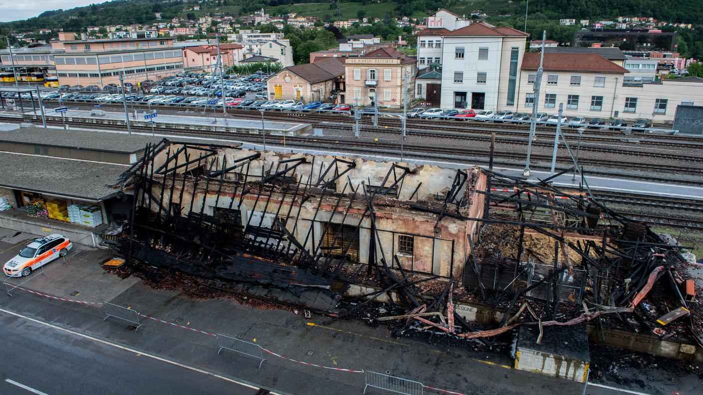 Una panoramica dello stabile distrutto dalle fiamme lo scorso 20 maggio