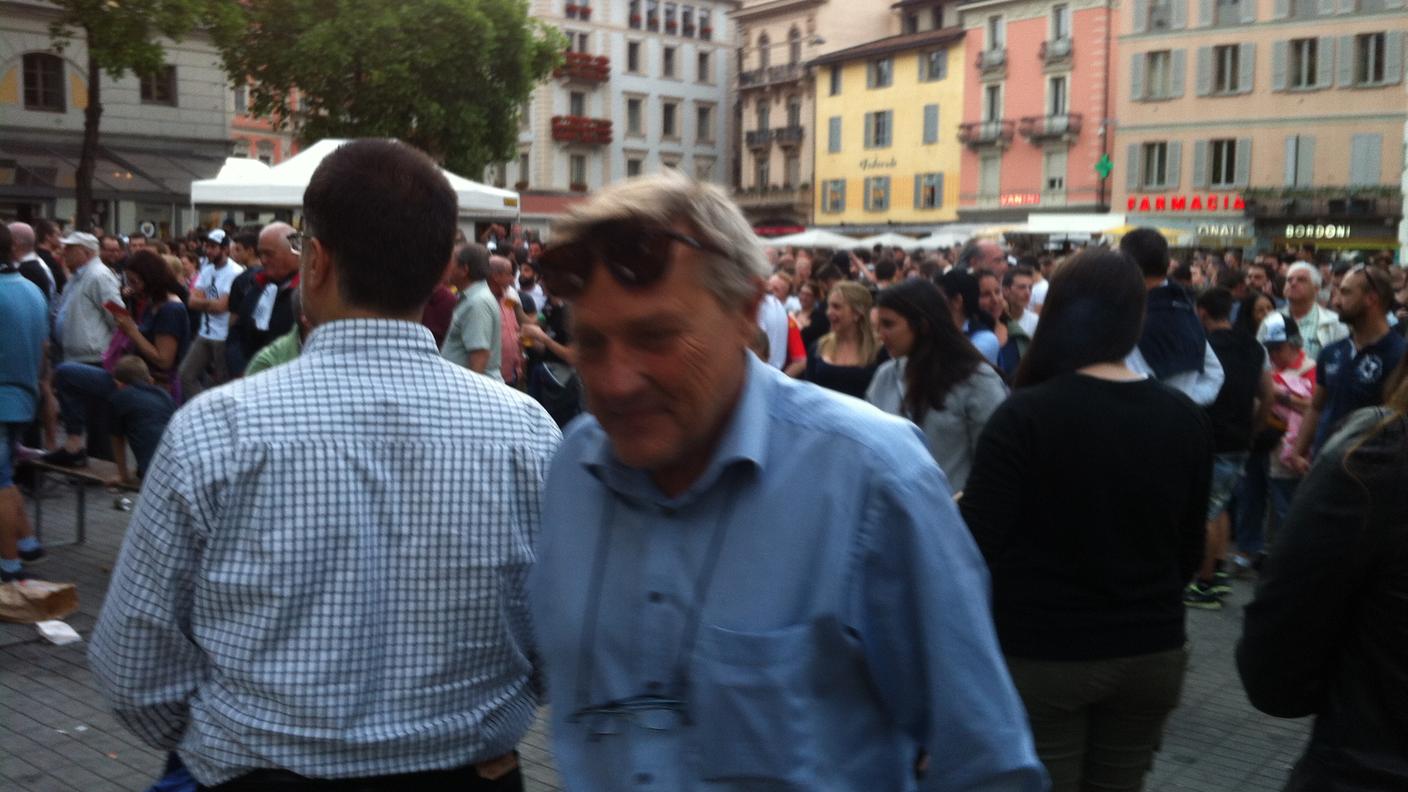 La partita è appena finita e la gente se ne va soddisfatto dalla piazza in festa