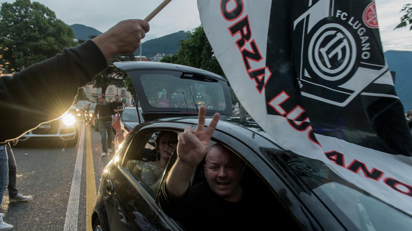 Tanti volti felici celebrano il successo trionfale dei bianconeri sul Bienne