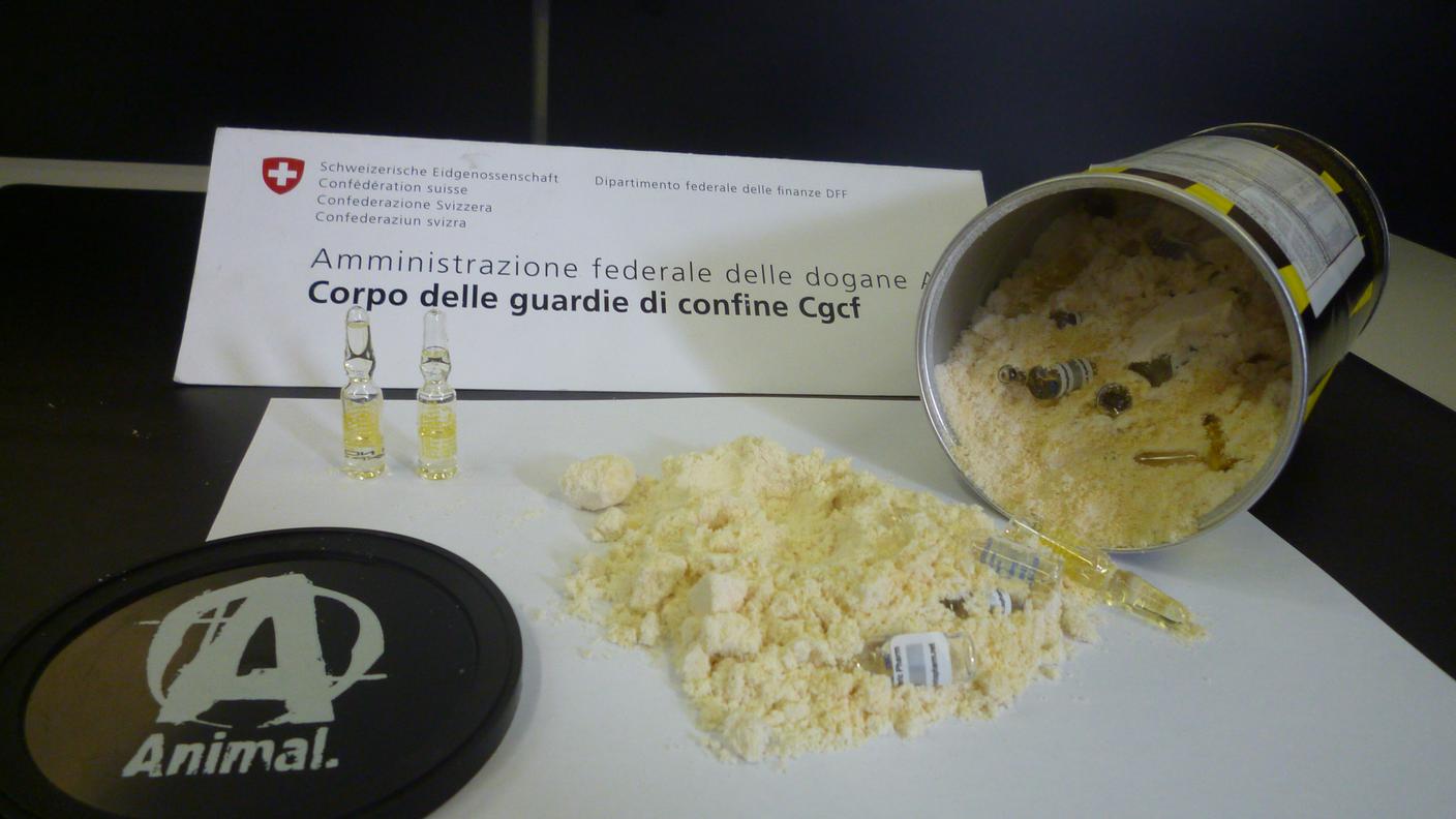 La confezione di integratori alimentari, in cui erano state dissimulate le fiale