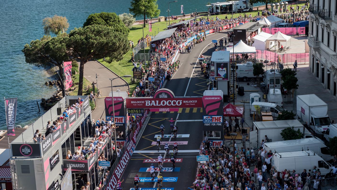 Un folto pubblico ha accolto i ciclisti