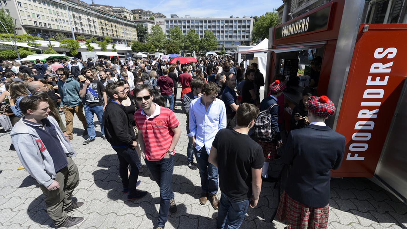 La gente in attesa di poter gustare le prelibatezze