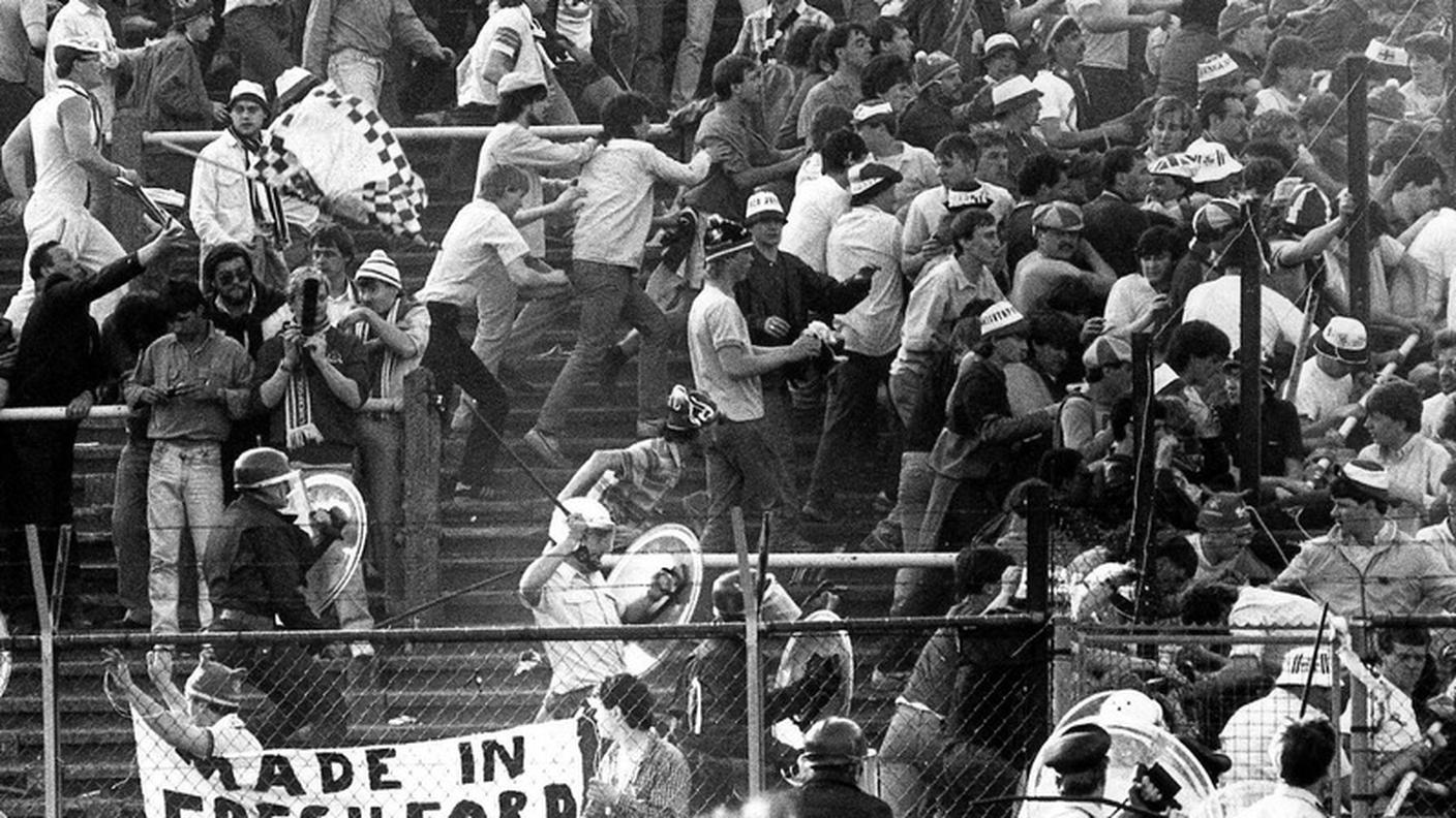 Tifosi che lasciano lo stadio Heysel dopo i violenti scontri