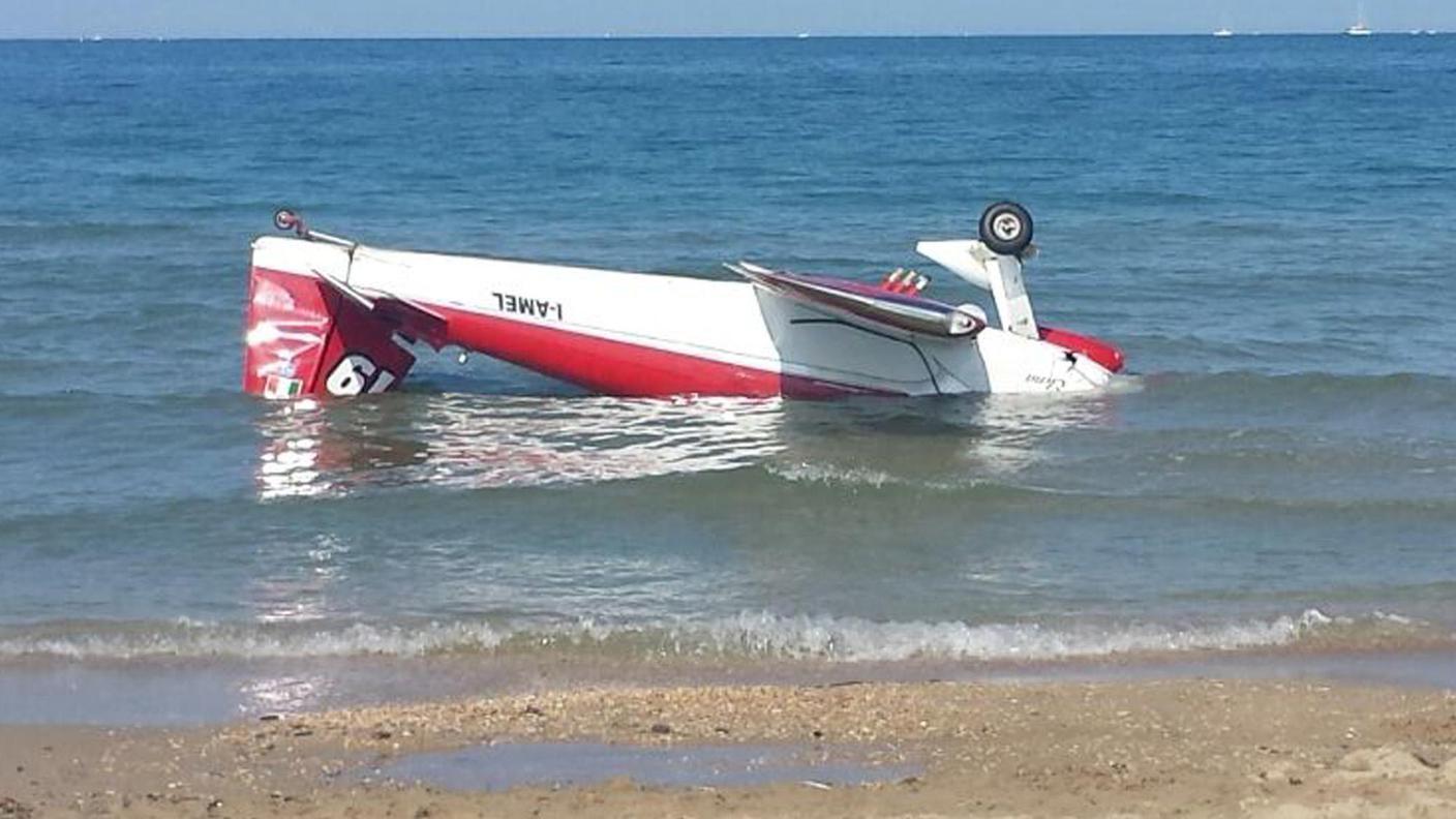 Il velivolo del pilota che si è salvato grazie all'ammaraggio