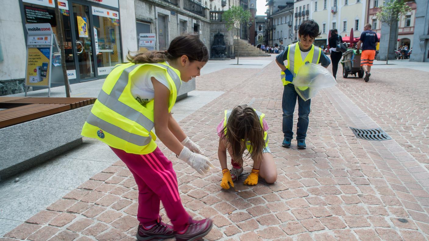 Bambini delle elementari raccolgono dei rifiuti in Viale Stazione