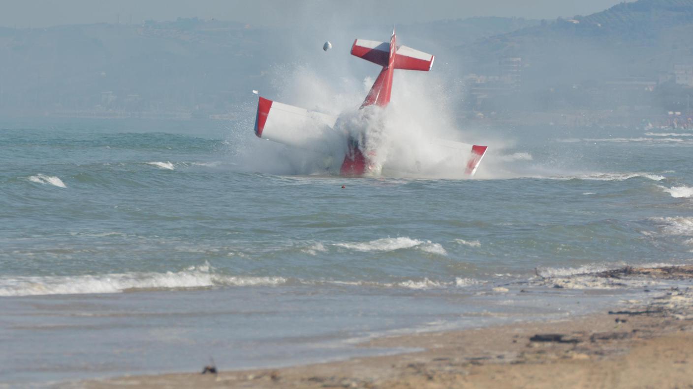 L'ammaraggio a pochi metri dalla riva del pilota sopravvissuto