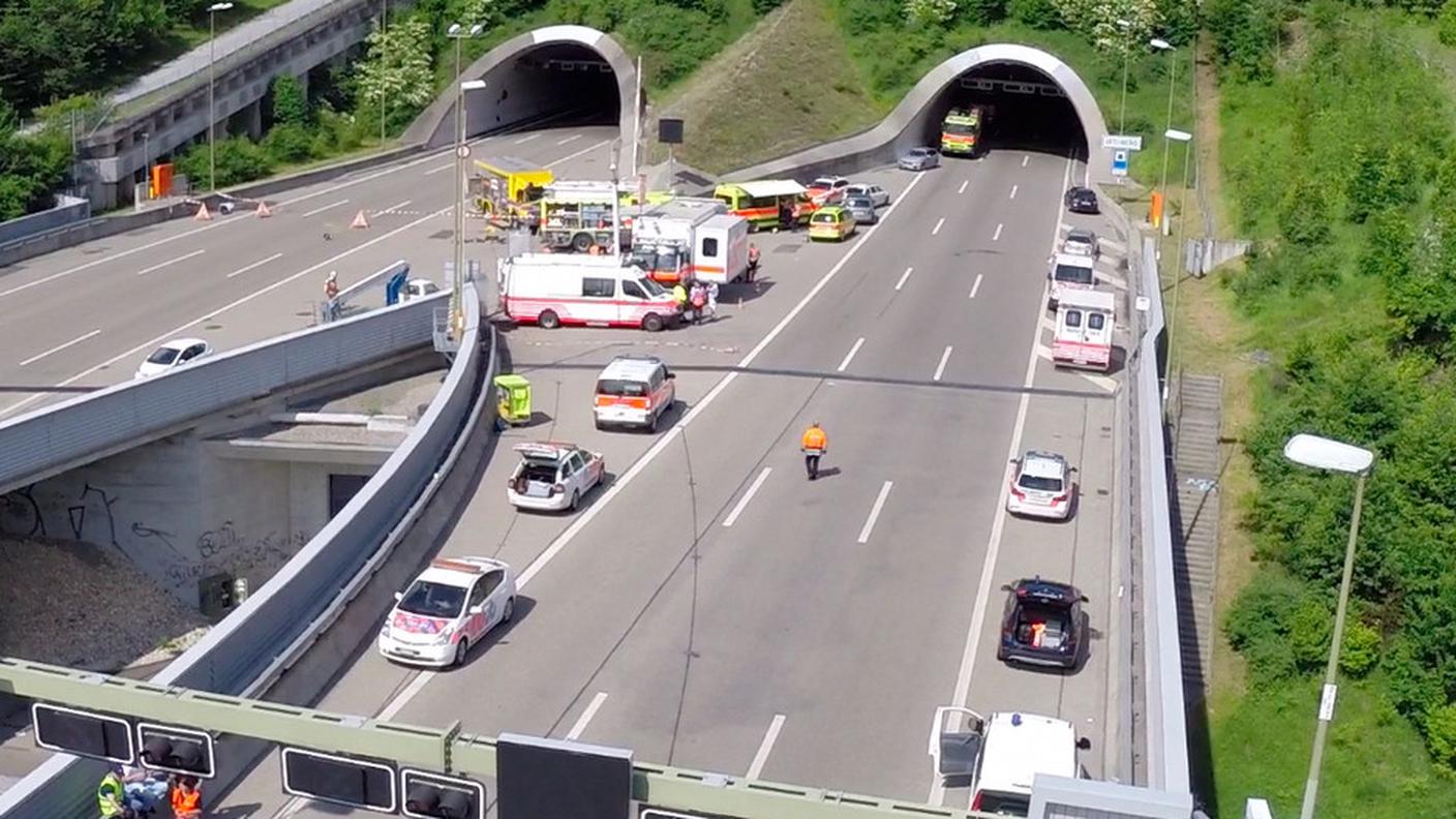 L'intervento di polizia e soccorritori sul luogo dell'incidente