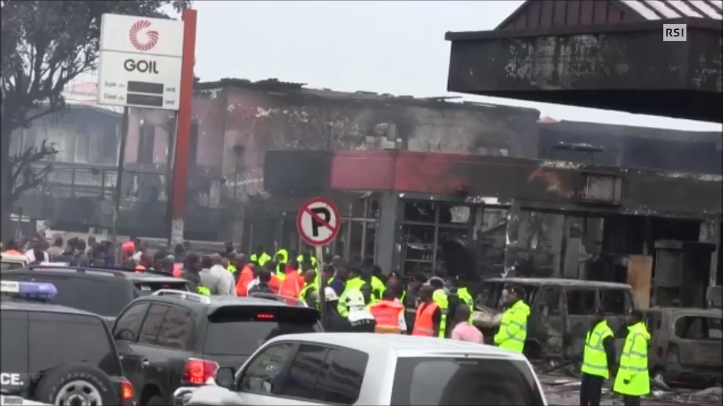 Le immagini dell'incendio in Ghana