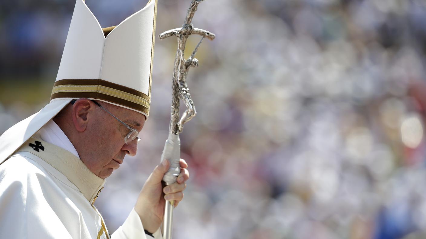 Papa Francesco durante la messa celebrata allo stadio olimpico di Sarajevo