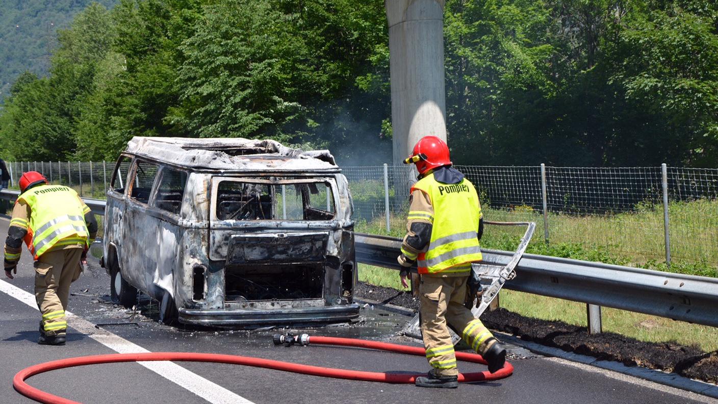 Dopo avere domato le fiamme, i pompieri hanno evitato il pericolo d'inquinamento