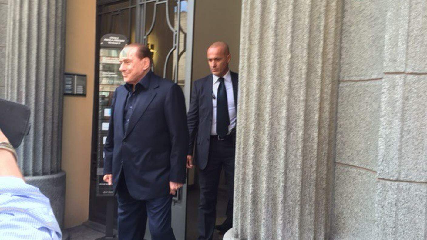 Berlusconi all'uscita dello studio fiduciario