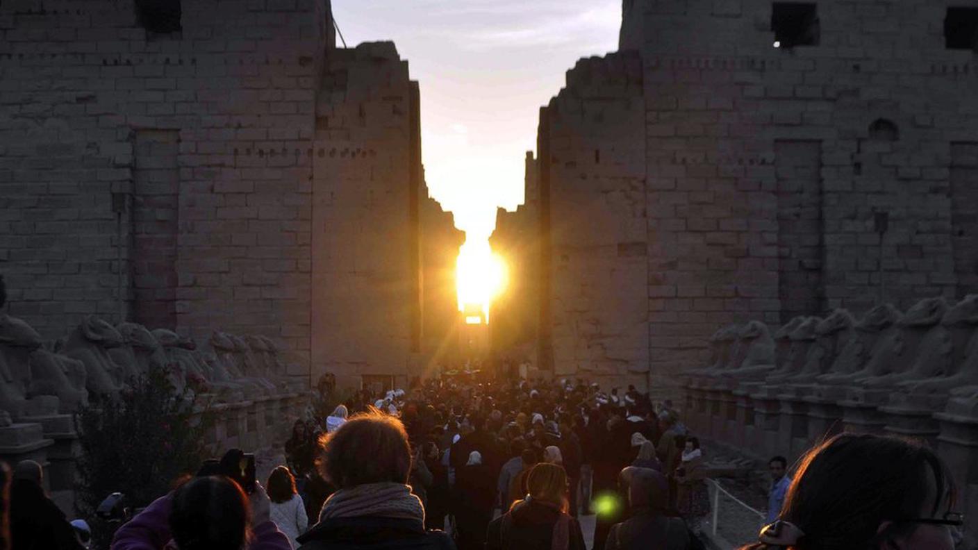 Una veduta di primo mattino delle rovine del tempio, visitato da numerosi turisti