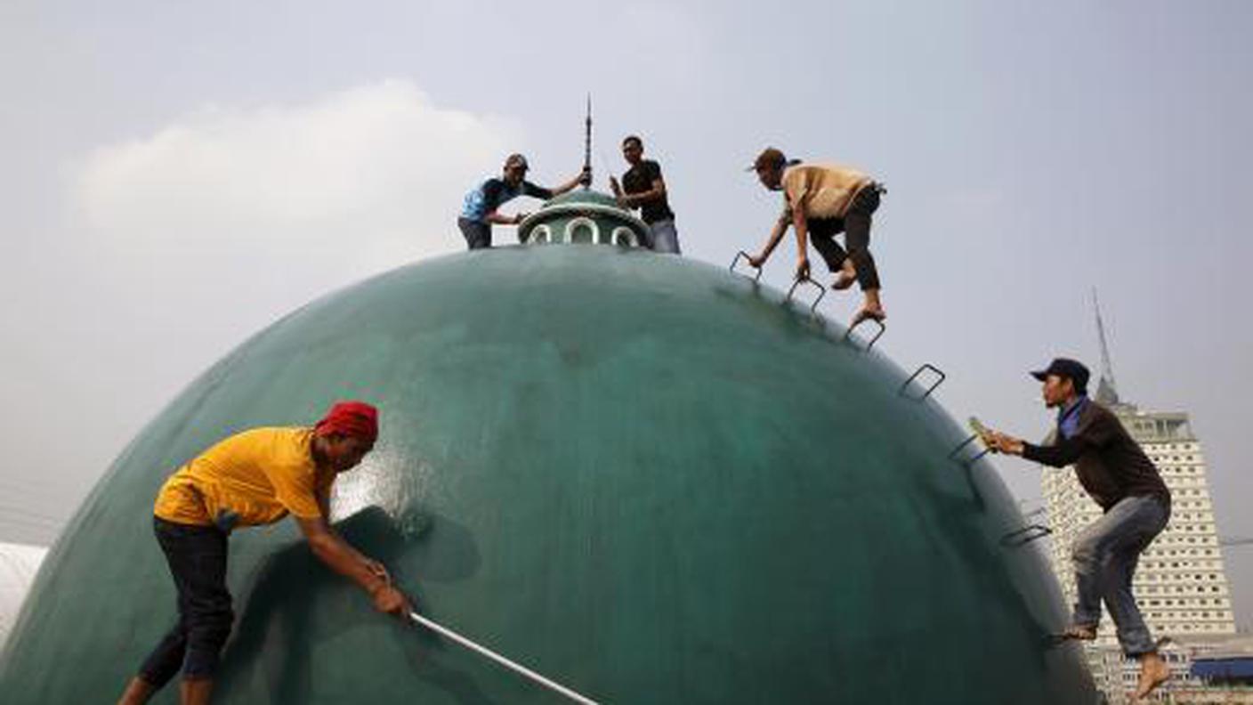 Pulizia della cupola di una moschea a Jakarta 