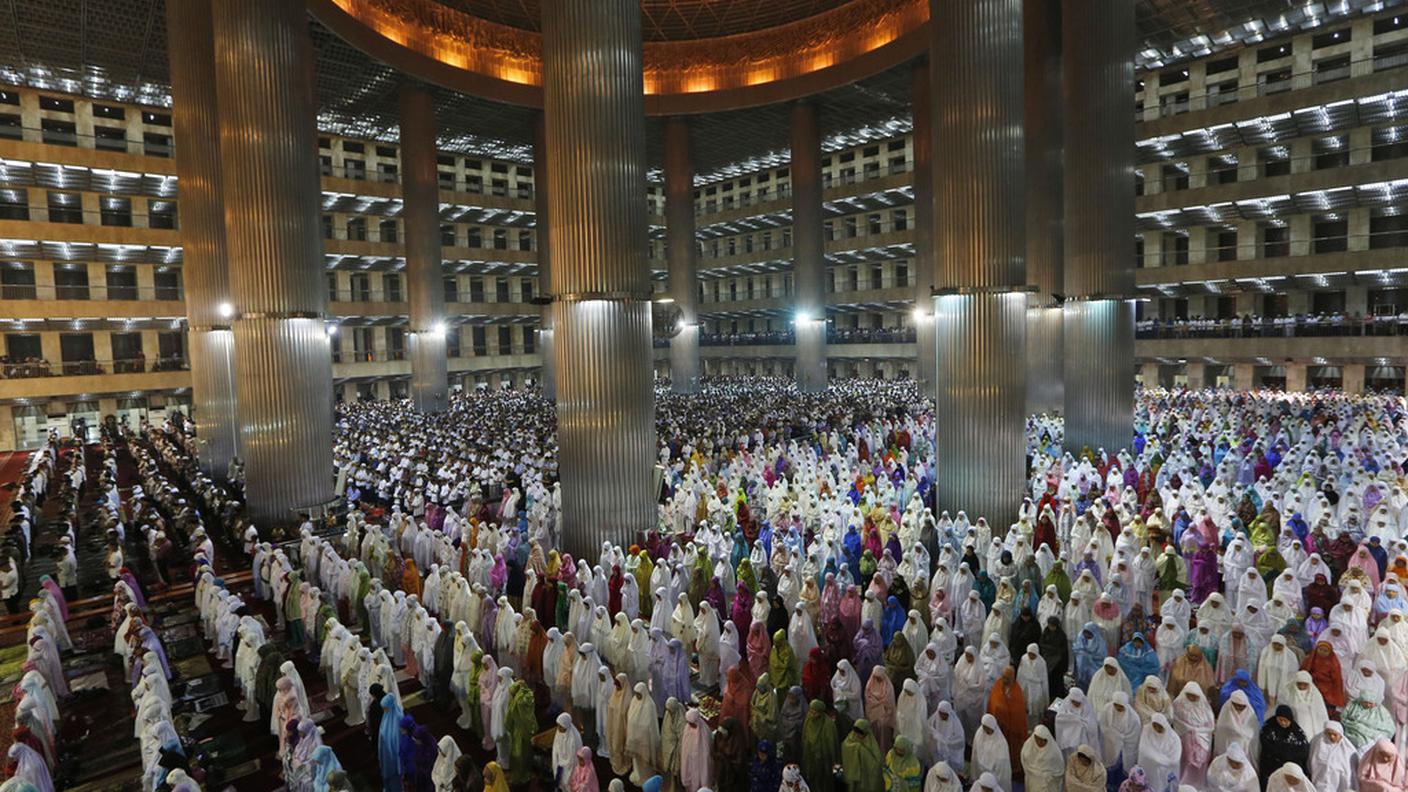 Momento di preghiera nella moschea Istiqlal di Jakarta alla vigilia del Ramadan