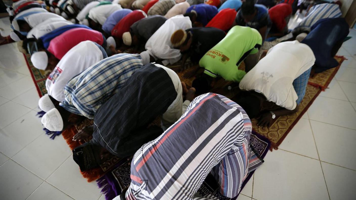 Indonesia: alcuni rifugiati Rohingya in preghiera