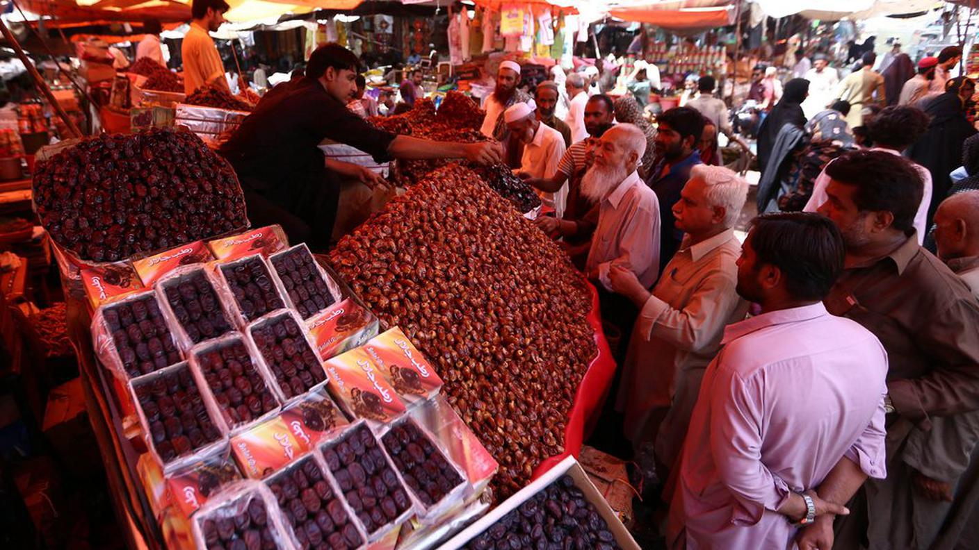 Pakistan: datteri in offerta al mercato prima del Ramadan