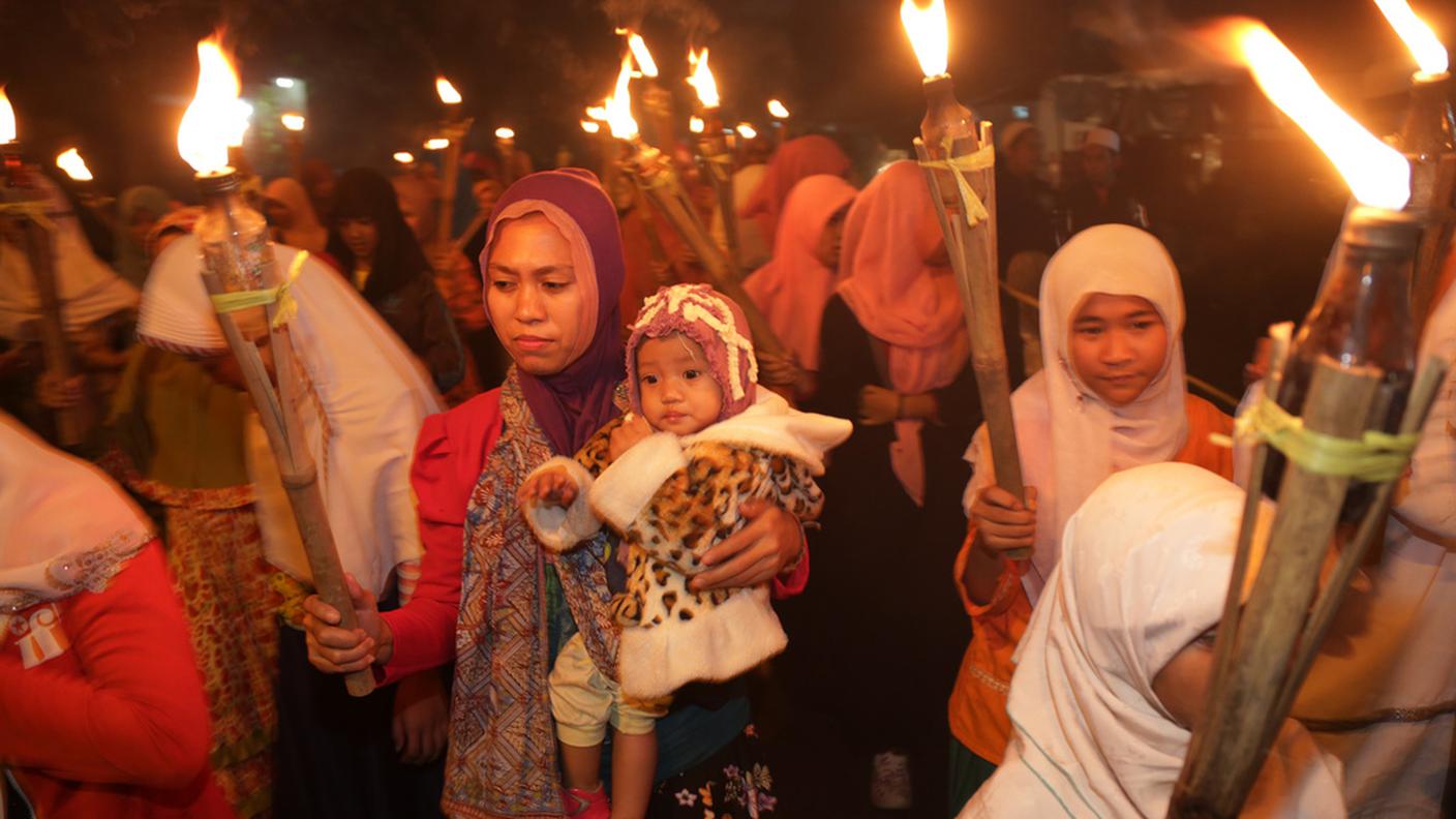 Indonesia: alcuni fedeli sfilano in attesa del Ramadan