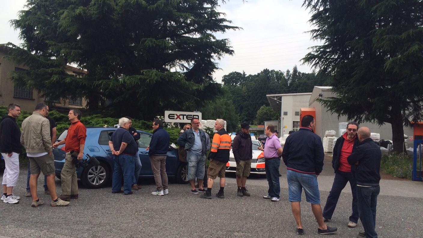 Gli scioperanti impediscono ai camion di passare