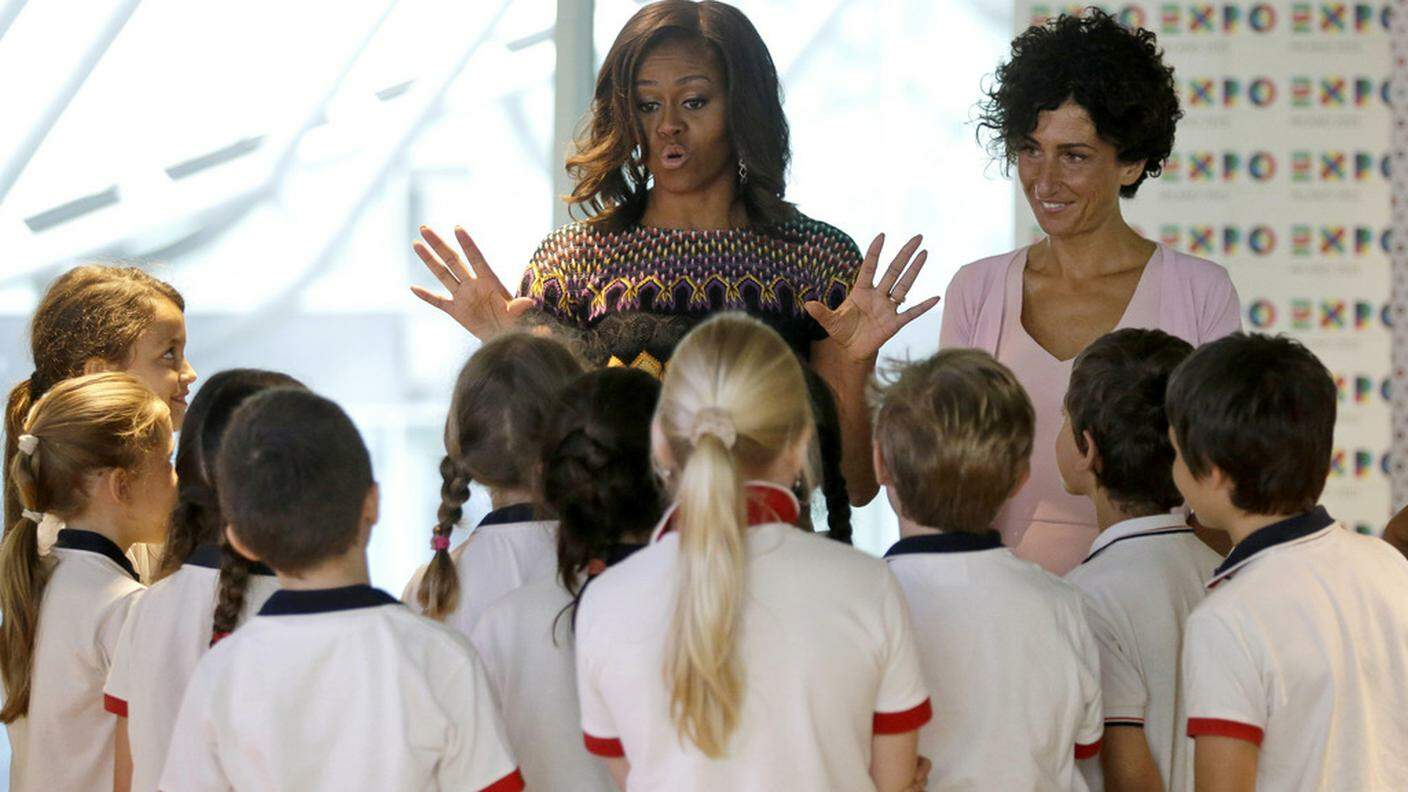 Michelle Obama parla ad un gruppo di alunni a Expo