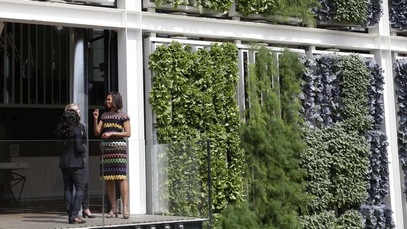 Michelle Obama visita il giardino verticale del padiglione degli Stati Uniti a Expo
