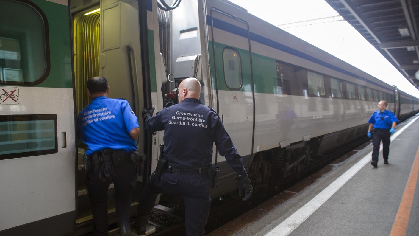 Guardie di confine alla stazione ferroviaria di Chiasso