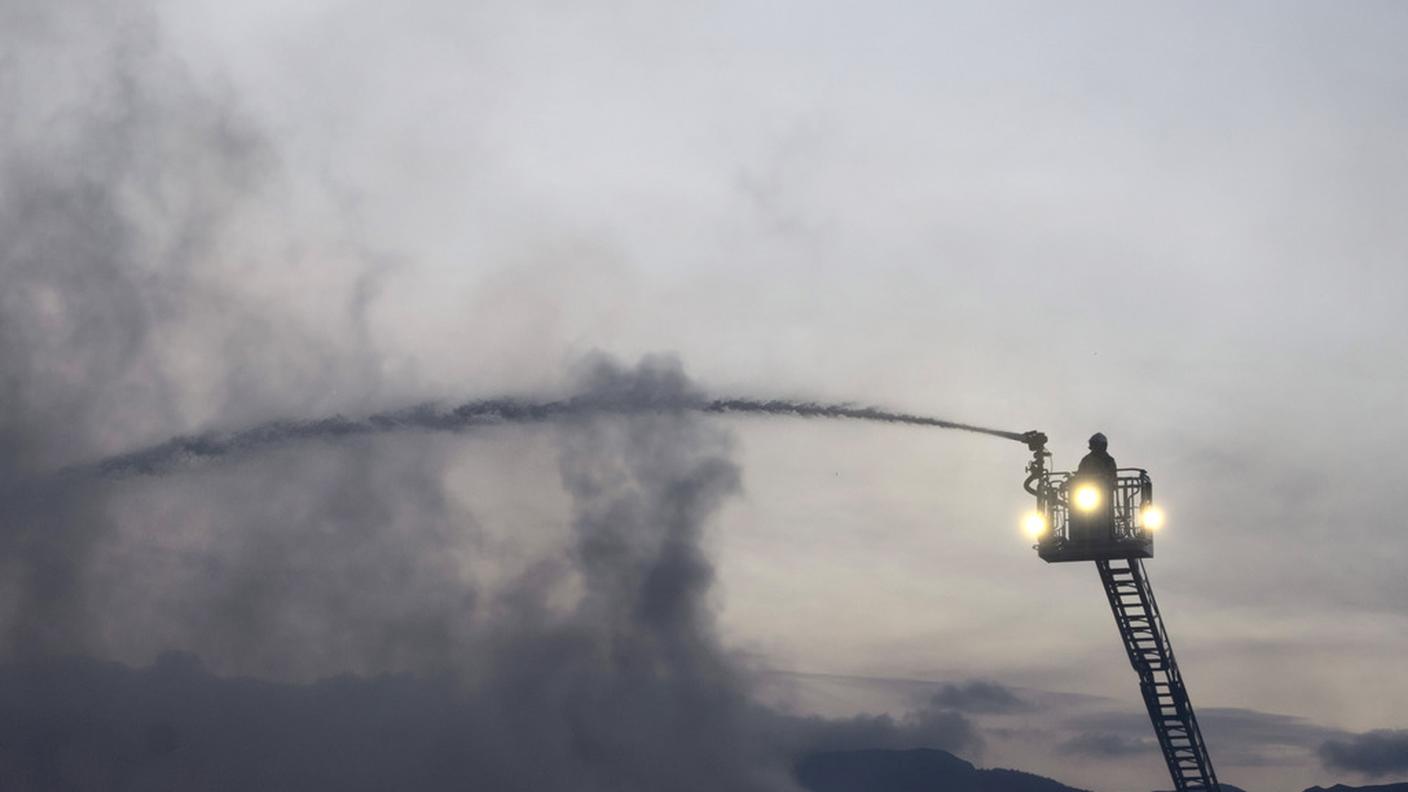 Distrutto capannone e mezzi di un'azienda di demolizione