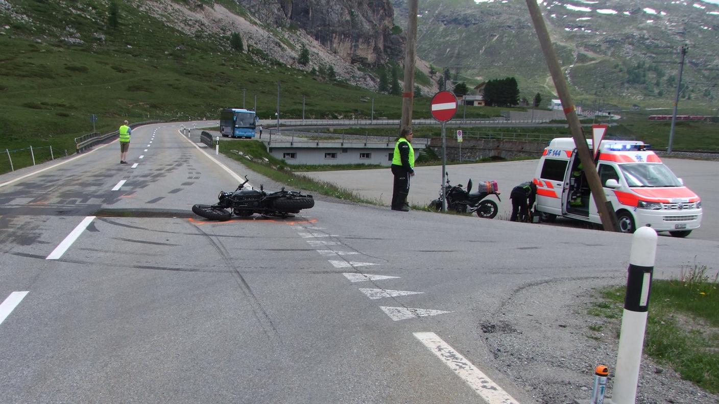 Polizia e soccorritori sul luogo dell'incidente