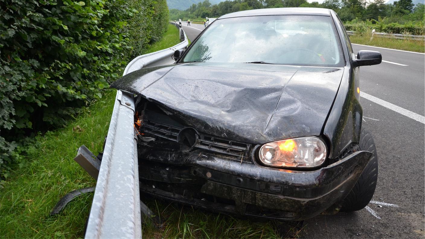 L'auto contro il guardrail