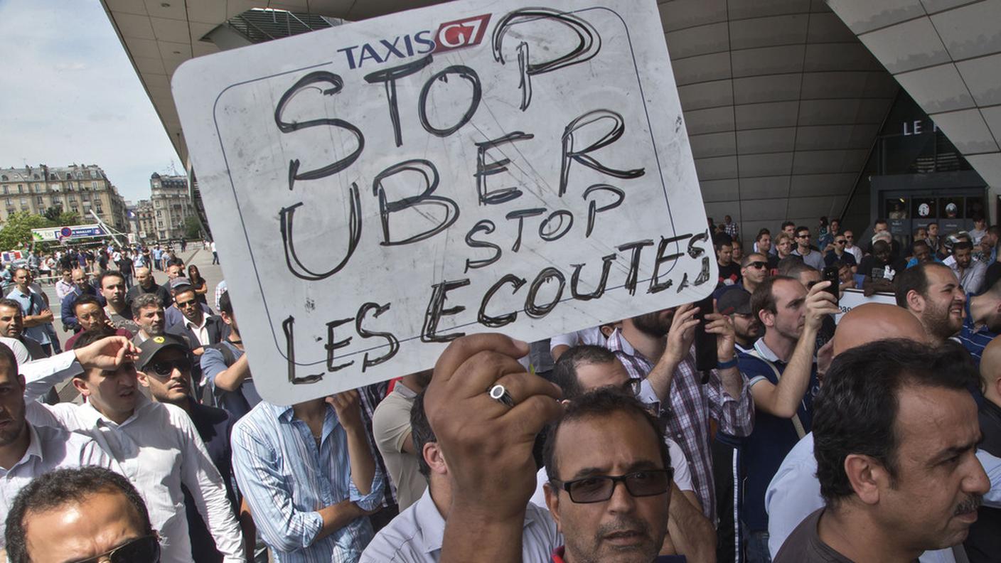 Manifestanti durante lo sciopero contro Uber