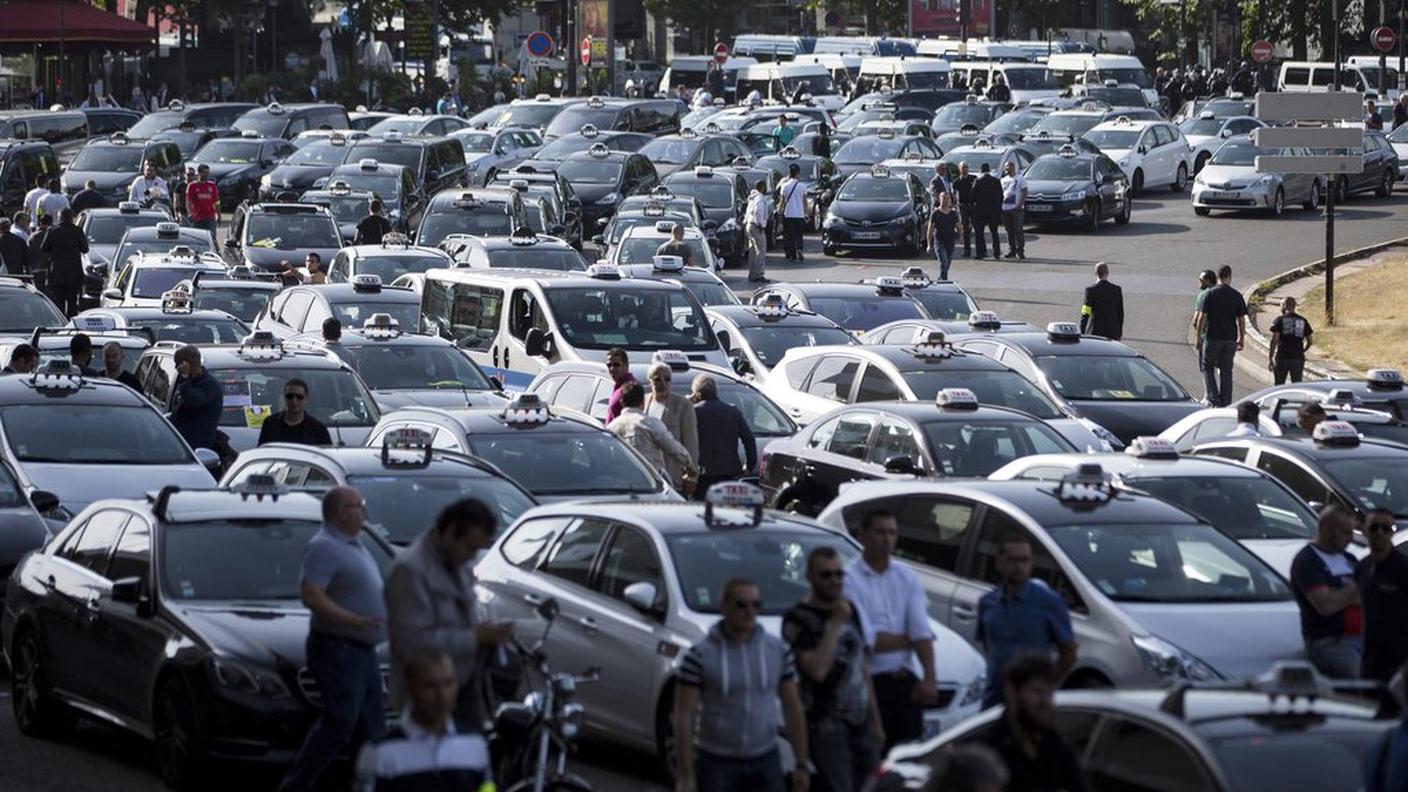 Taxi bloccano una delle vie principali della capitale francese