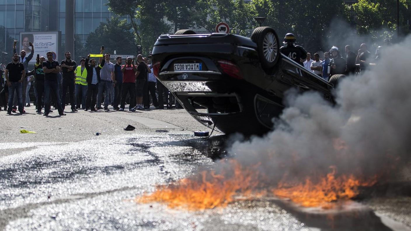 Momenti di tensione durante le proteste contro Uber a Parigi