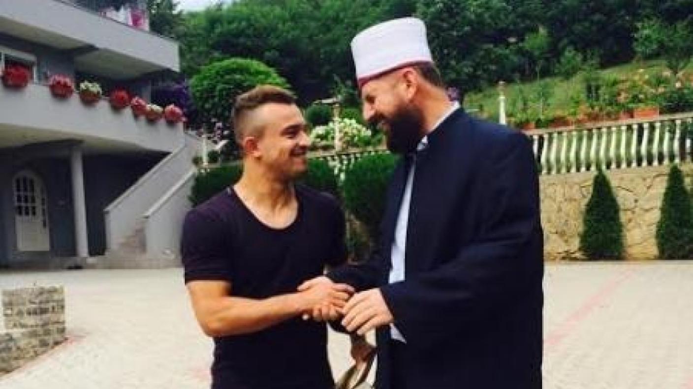 La foto di Shaqiri con l'imam di Pristina