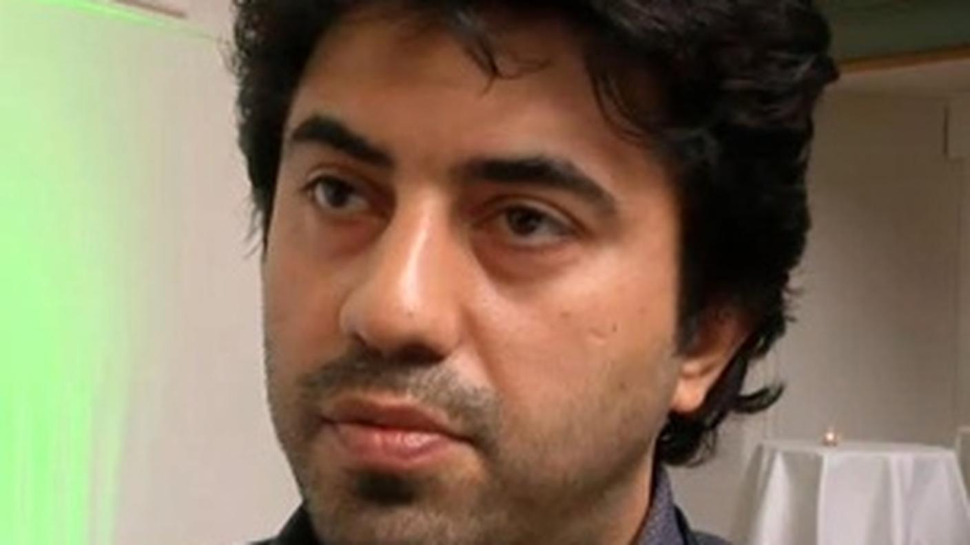 Il giornalista durante un'intervista alla SRF