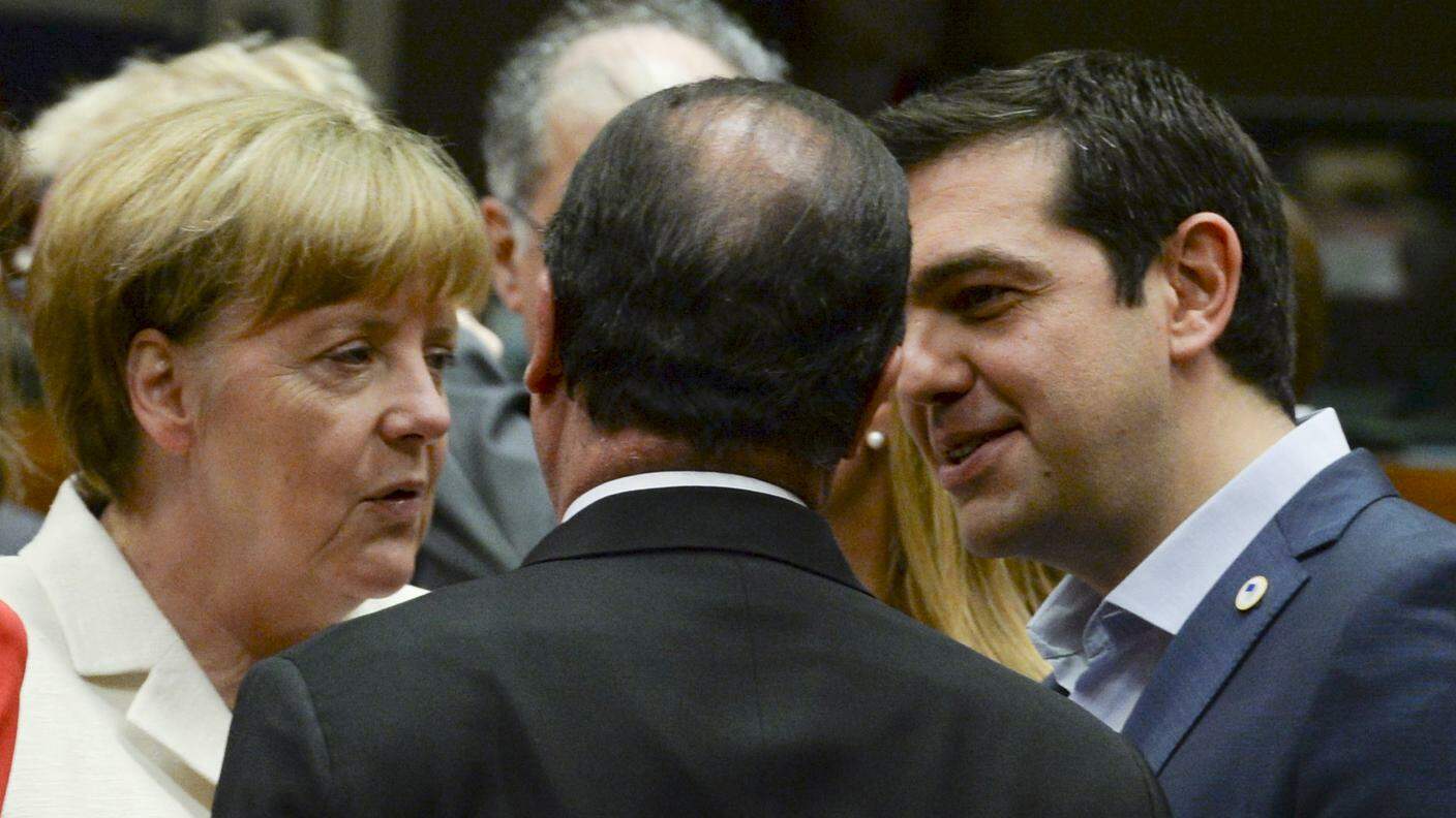 Merkel, Tsipras e Hollande (di spalle) poco prima dell'Eurosummit