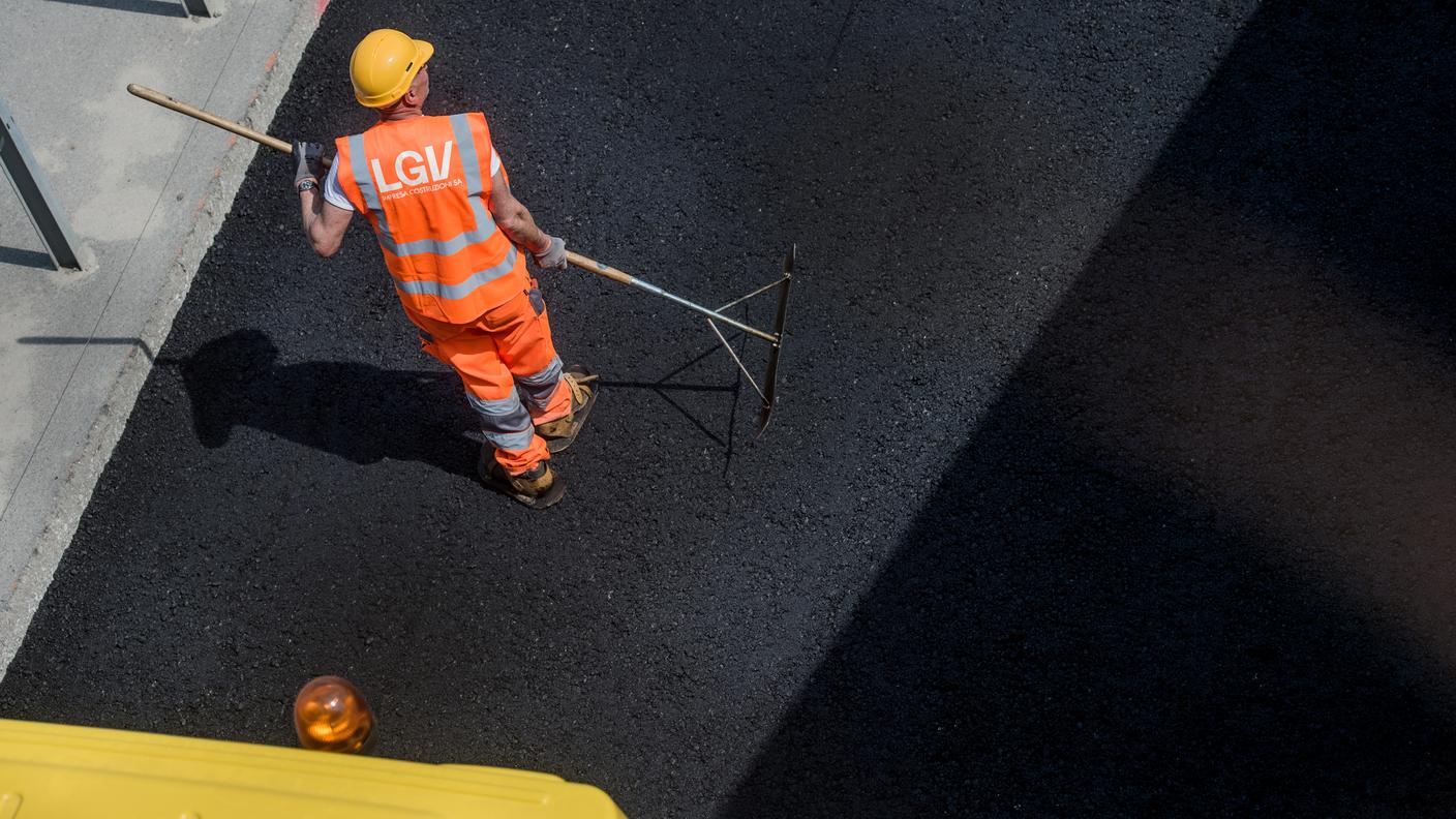 Lavori di pavimentazione allo svincolo di Mendrisio nel mese di maggio