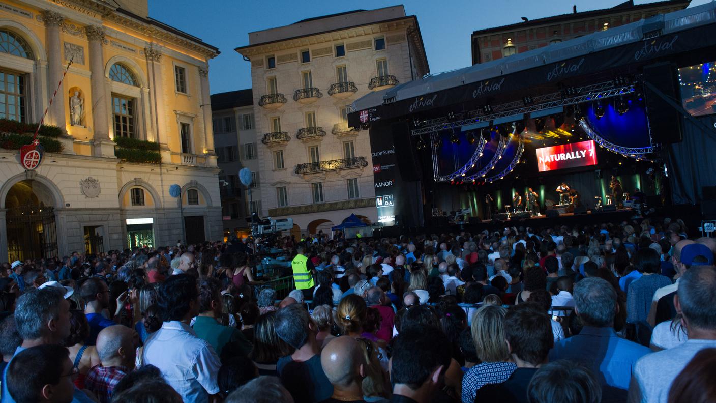 Piazza Riforma venerdì al tramonto