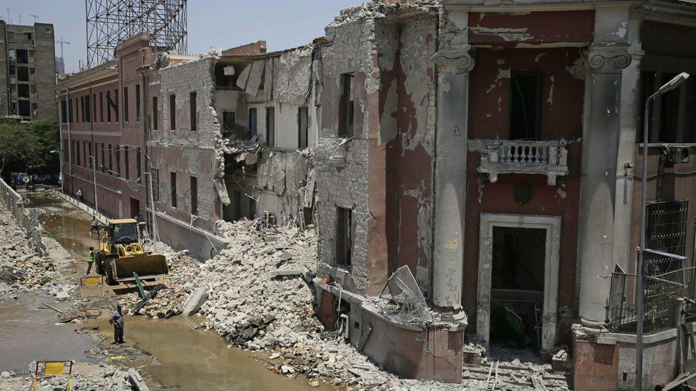 Enormi danni al consolato e nelle zone vicine
