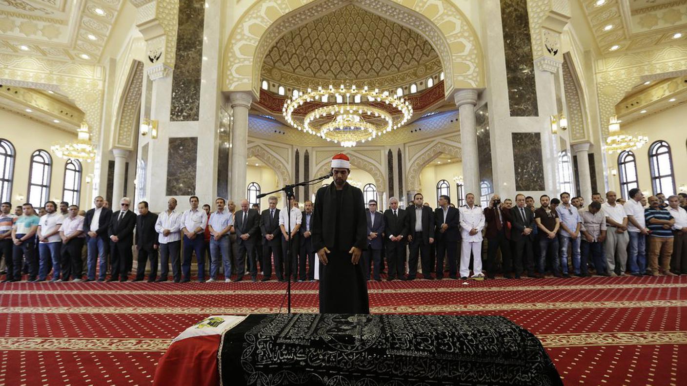 La cerimonia funebre dell'attore egiziano in una moschea del Cairo