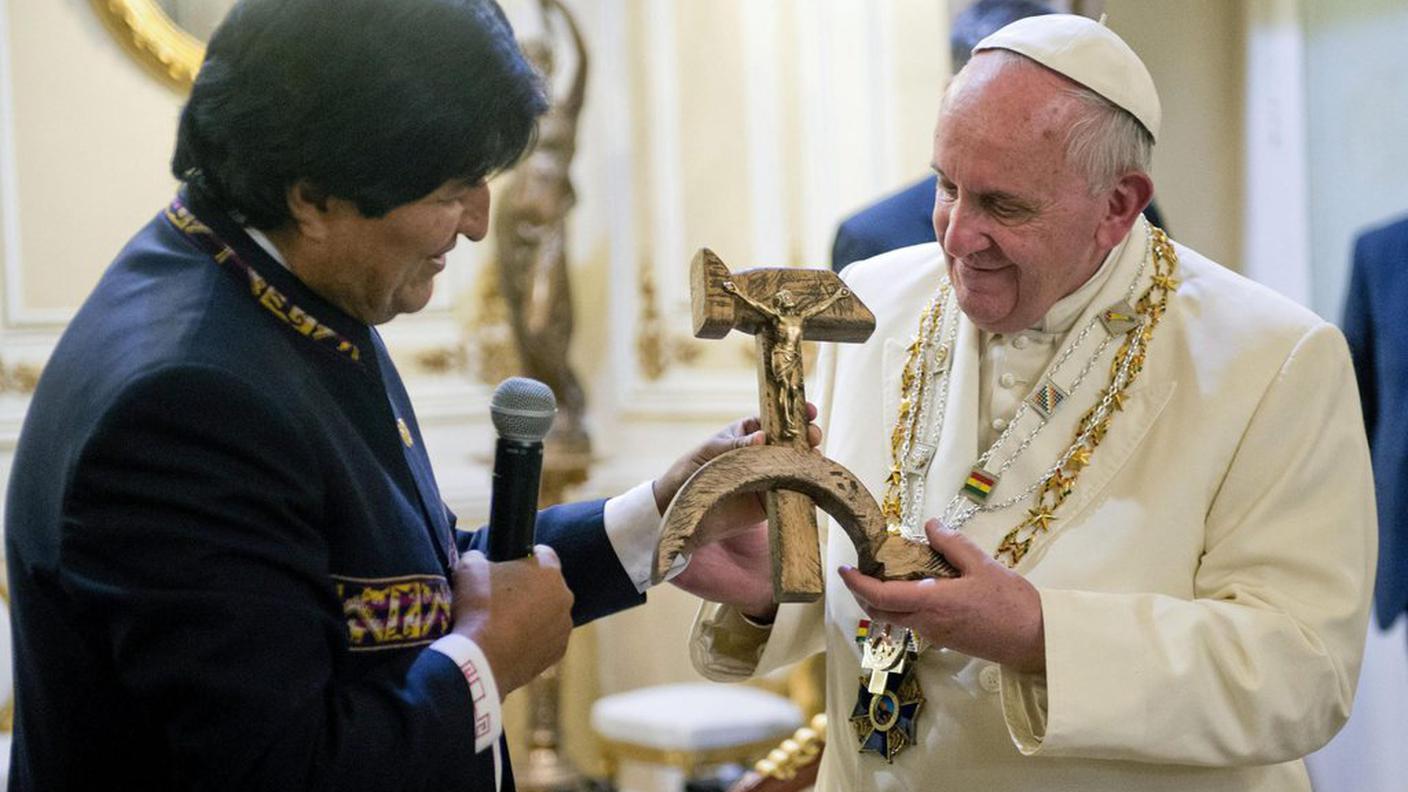 Una croce a forma di falce e martello: è il regalo del presidente boliviano Evo Morales
