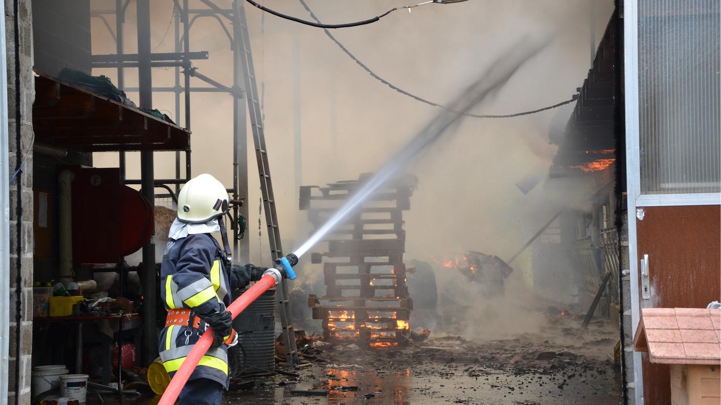 L'intera costruzione è in preda alle fiamme