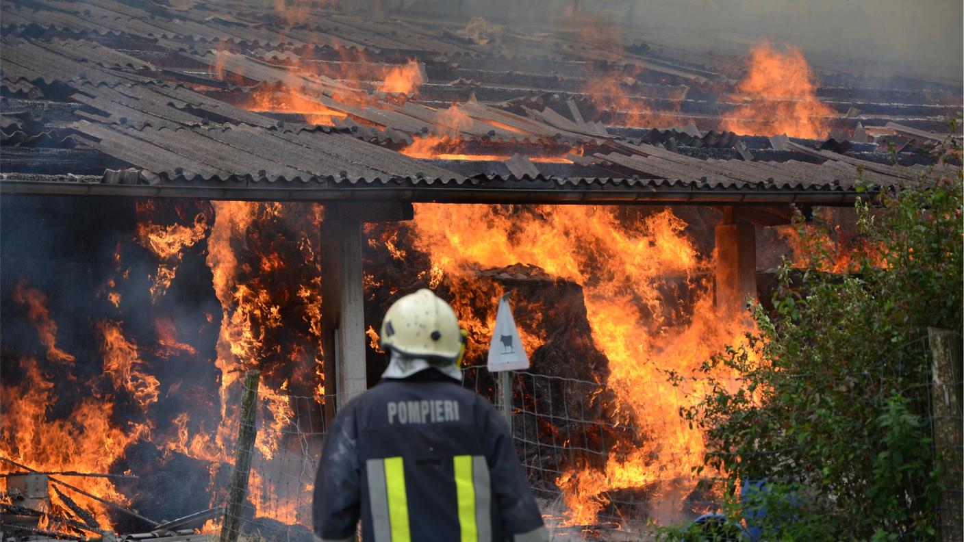 L'intera costruzione è in preda alle fiamme